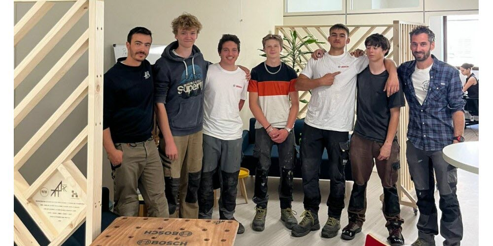 Les enseignants Jean François Capet Nathan Sanna, accompagnés de six élèves de première Charly, Evan, Julien, Maël, Lucas et Timéo. Photo Sébastien Lentini.
